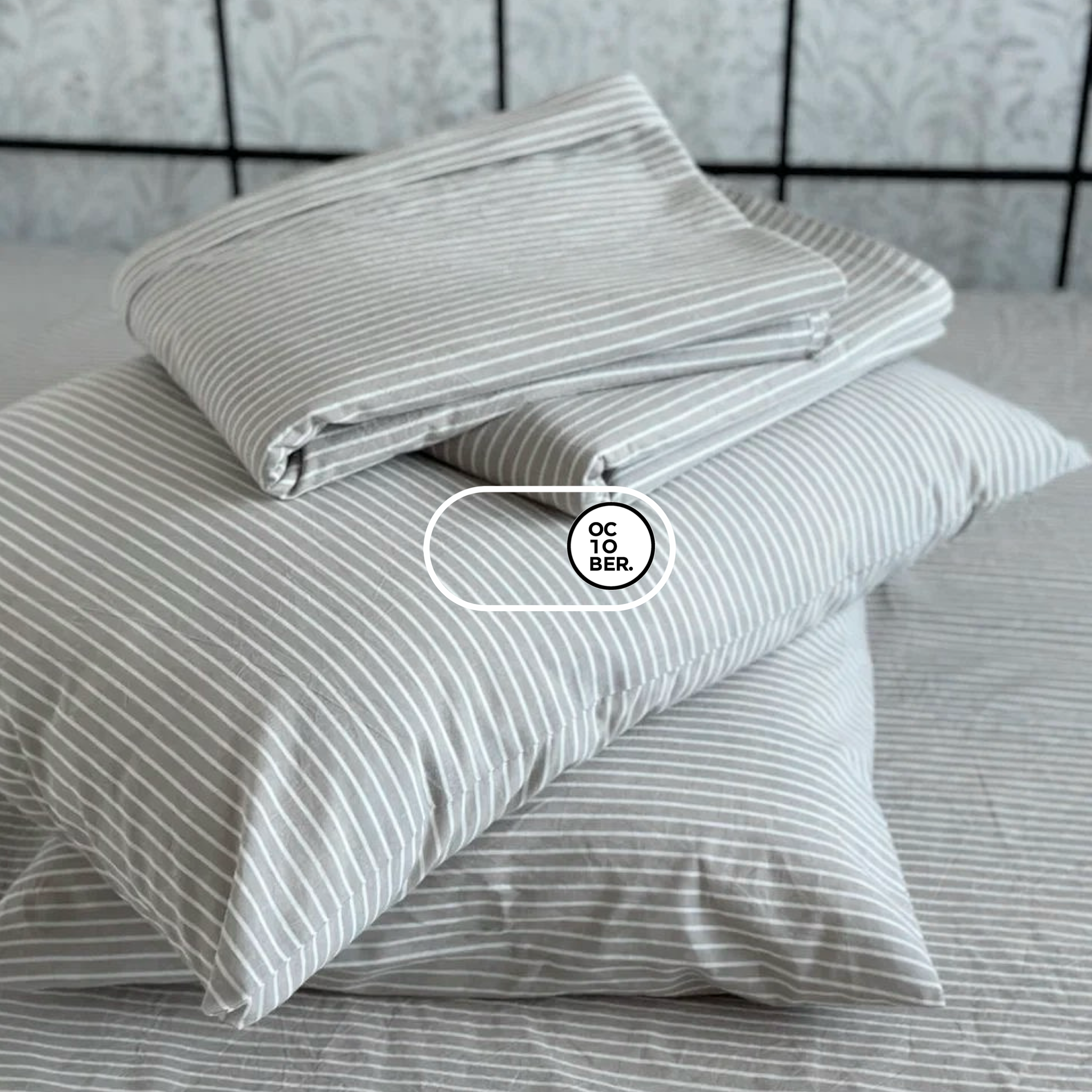 Bộ chăn ga gối | Cotton Organic | | 5 món | 160x200cm, 180x200cm, 200x220cm | Nền Xám Nhạt Sọc Trắng | Mềm mại, Kháng khuẩn, Thấm hút | OCTOBER BEDDING